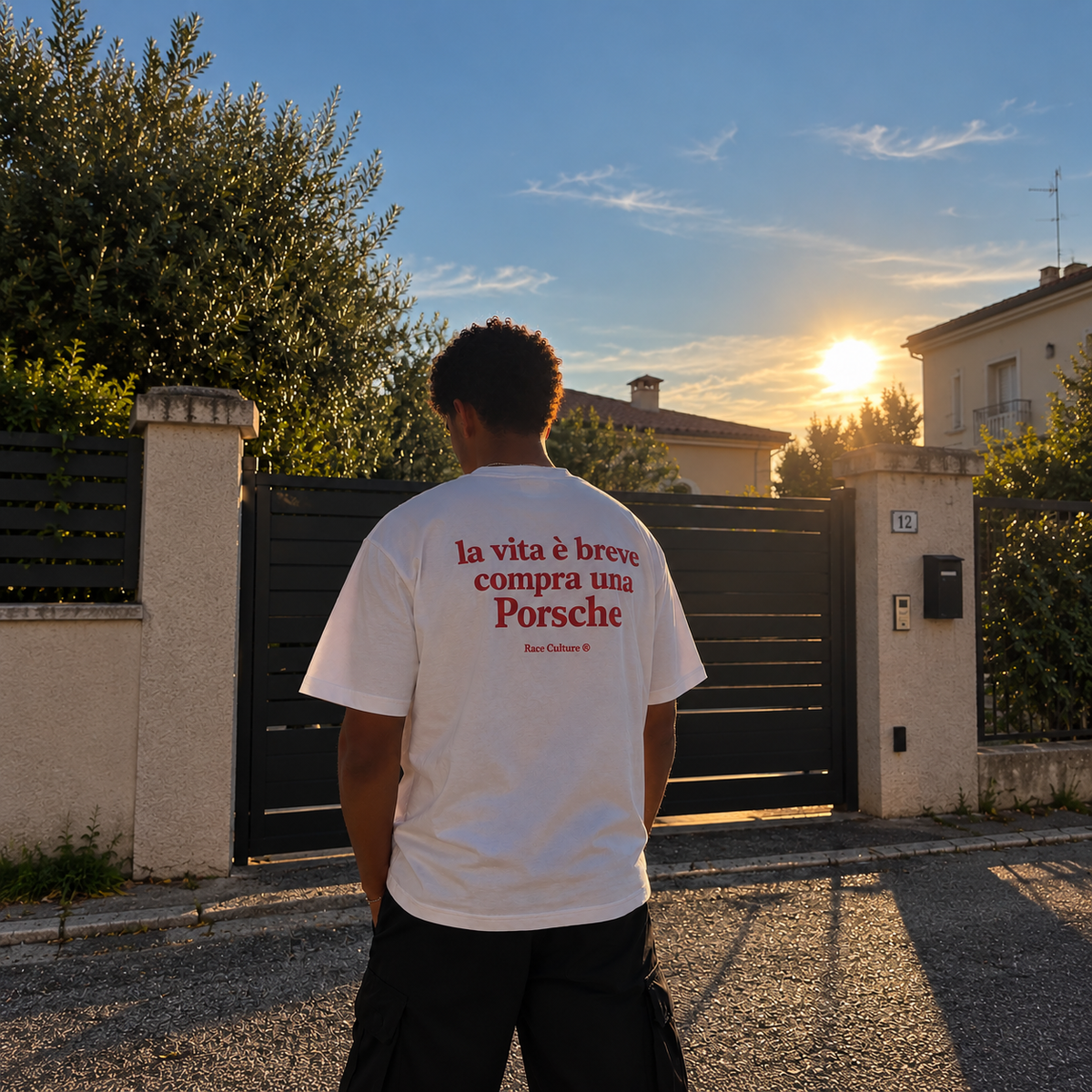 T-shirt La Vita è Breve Compra una Porsche Testo Bianca